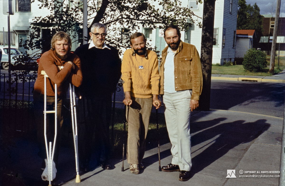 Uczestnicy wyprawy w Anchorage. Od lewej: Jerzy Kukuczka, NN, Jan Bagsik i Jerzy Sznytzer.