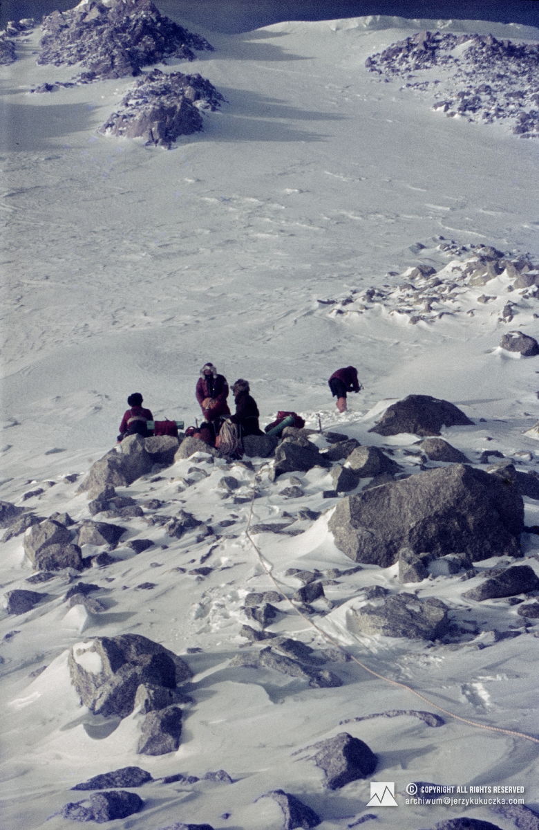 Uczestnicy wyprawy podczas rozbijania obozu.