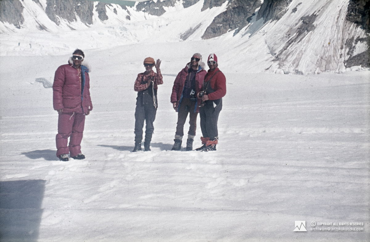 Uczestnicy wyprawy na lodowcu Kahiltna. Pierwszy od lewej: Jerzy Kalla.