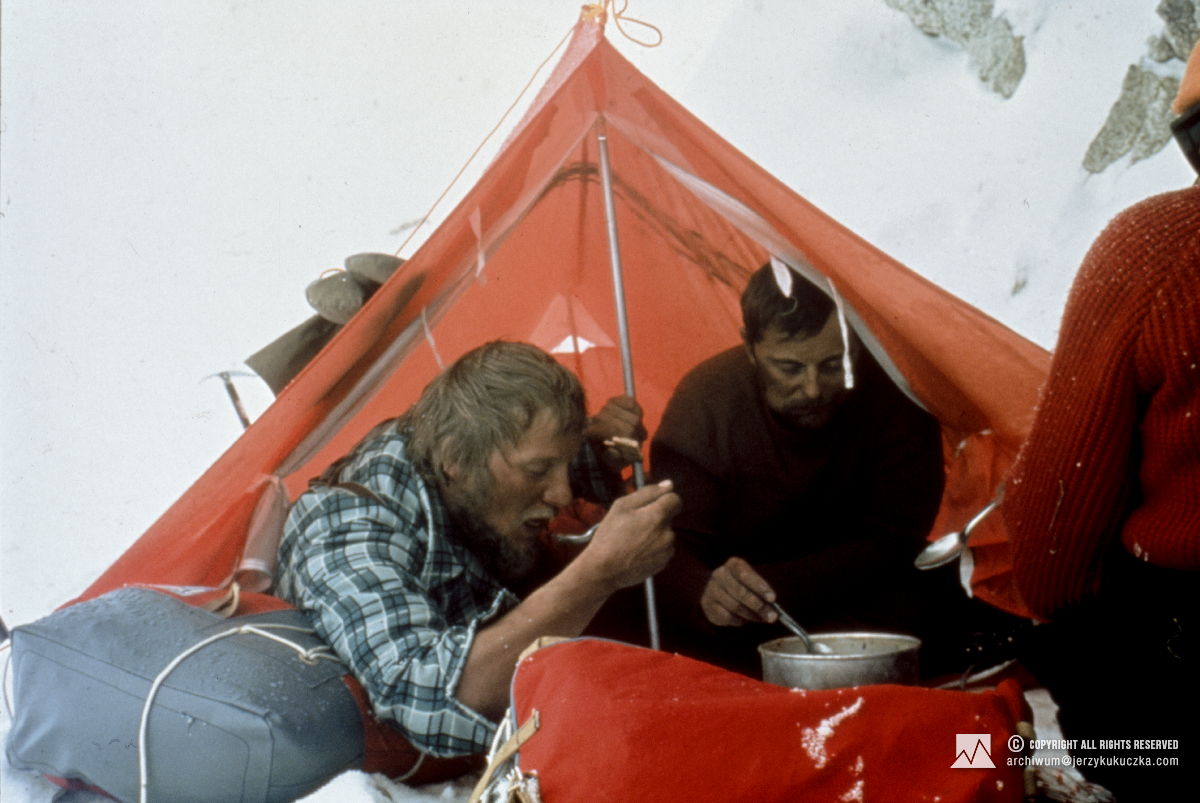 Participants of the expedition in the camp. From the left: Jerzy Kukuczka and Adam Zyzak.