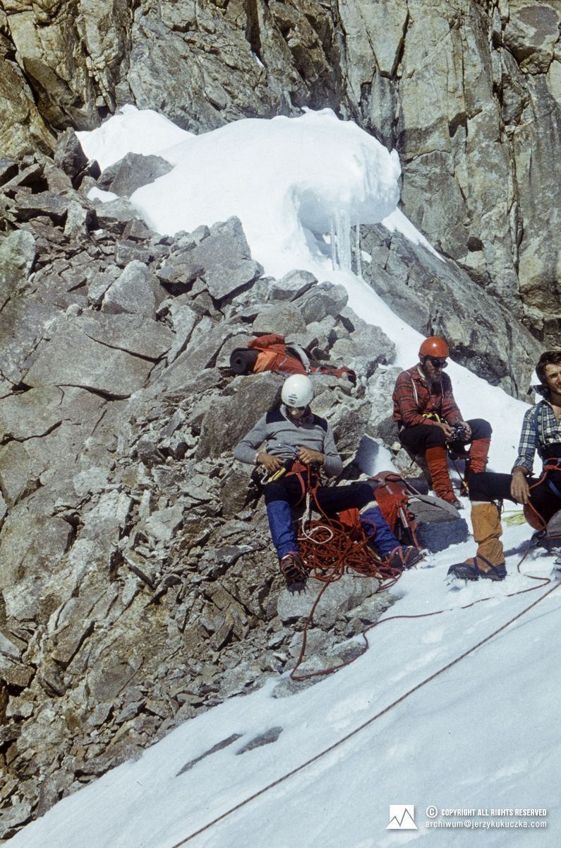 Uczestnicy wyprawy podczas odpoczynku na Przełęczy Wschodniej (5950 m n.p.m.). Od lewej: Janez Šušteršič, Tadeusz Piotrowski i Vinko Berčič.
