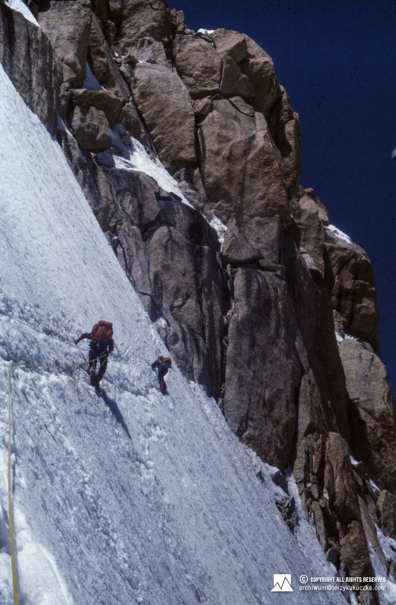 Participants of the expedition while climbing. From the left: Tadeusz Piotrowski and Michał Wroczyński.