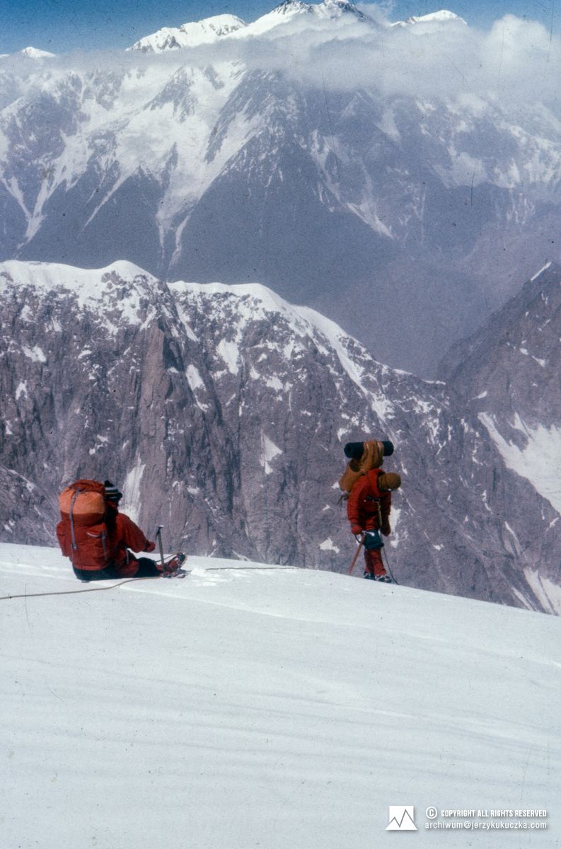 Participants of the expedition on the eastern ridge of Tirich Mir. From the left: Tadeusz Piotrowski and Michał Wroczyński.