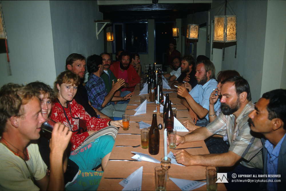 Meeting in Kathmandu after the Annapurna expedition. On the left side of the table, from left to right are: Simon Yates, NN, NN, Steve Untch, Alberto Soncini, Lech Korniszewski, Henry Todd and NN. On the right side of the table from the right are: NN, Janusz Majer, Zofia Majer, Artur Hajzer, NN, Phil Butler and Ryszard Warecki.