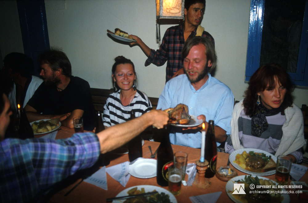 Meeting in Kathmandu after the Annapurna expedition. From the right: Zofia Majer, Artur Hajzer, NN and Phil Butler. On the other side of the table, in a blue shirt is Alberto Soncini.