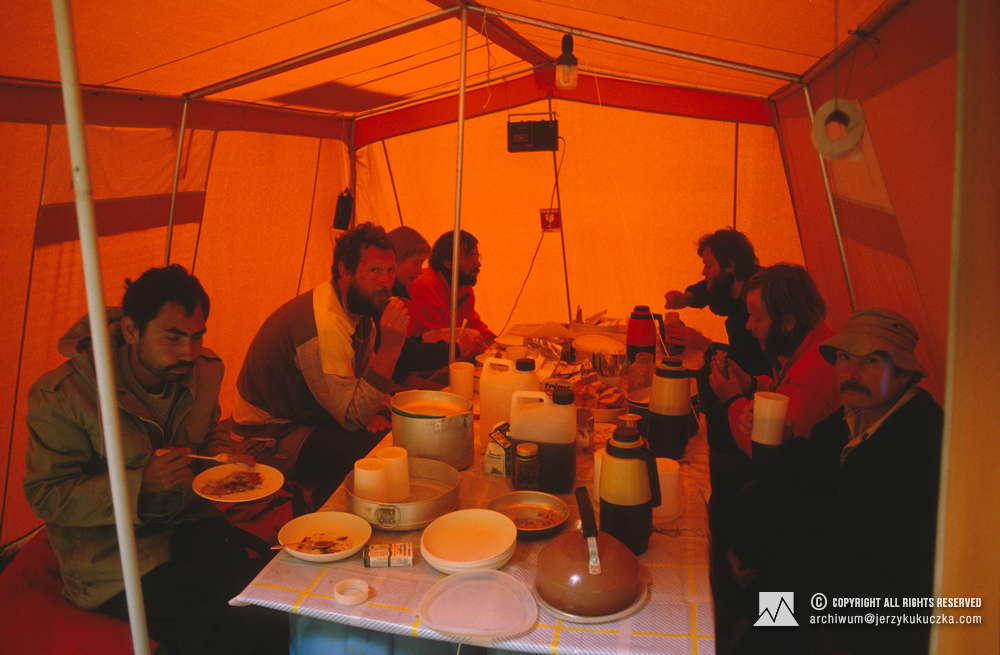 Participants of the expedition at the base. On the right side of the table, from the top: Gerhard Schnass, Artur Hajzer and Lech Korniszewski. On the left side of the table, from the top: Ryszard Warecki, Irene Simon-Schnass, Henry Todd and a base staff worker.
