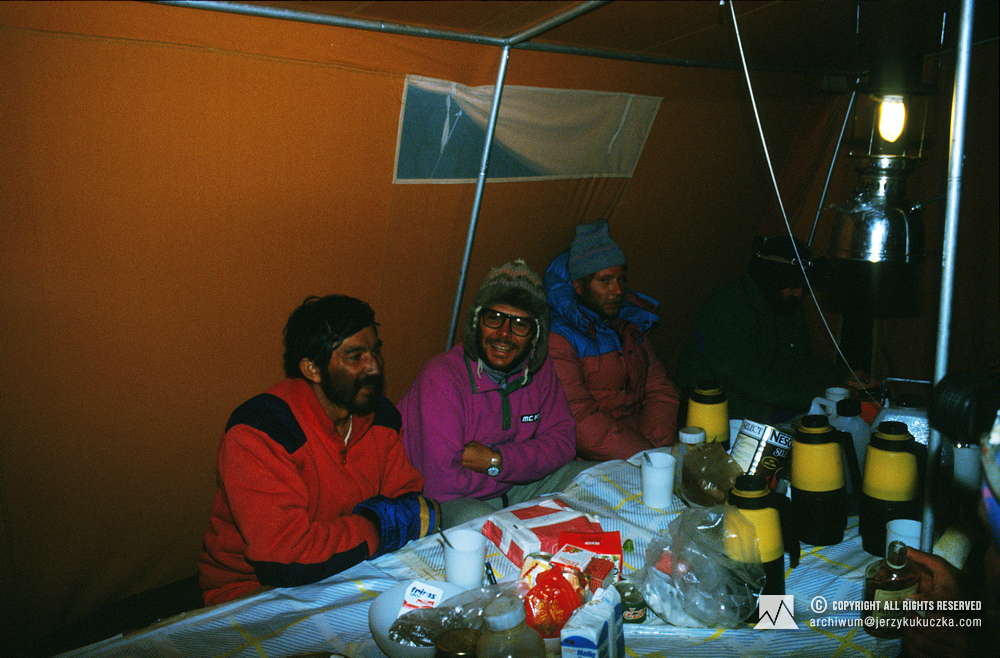 Uczestnicy wyprawy w bazie. Od lewej: Francisco Espinoza, Alberto Soncini, Artur Hajzer i Janusz Majer.