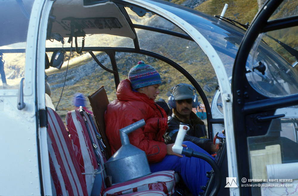 Irene Simon-Schnass w helikopterze.