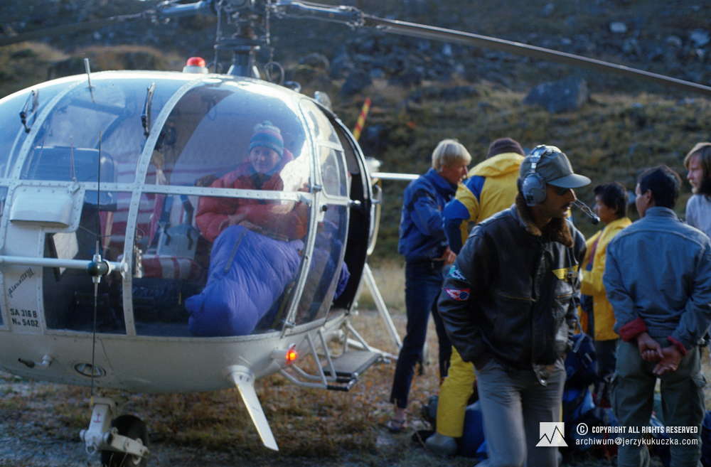 Participants of the expedition at the base. Irene Simon-Schnass is sitting in the helicopter, Artur Hajzer is the first from the right. 