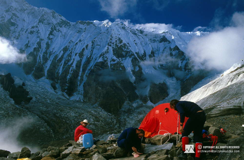 Himalaiści w bazie wysuniętej (5200 m. n.p.m.). Od lewej: Steve Untch, Janusz Majer i Ryszard Warecki.