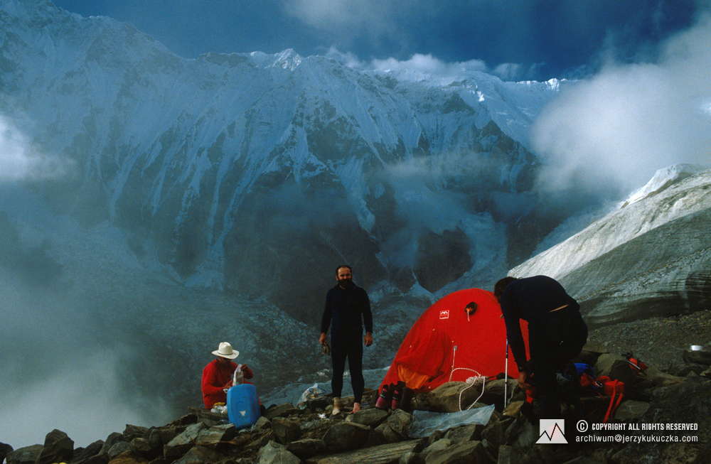 Himalaiści w bazie wysuniętej (5200 m. n.p.m.). Od lewej: Steve Untch, Janusz Majer i Ryszard Warecki.
