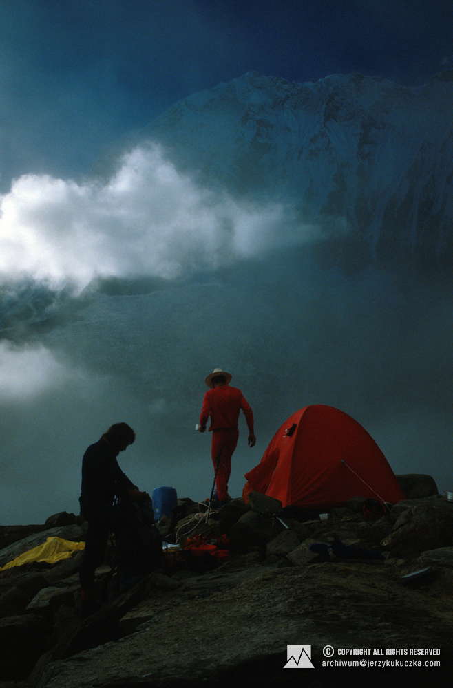 Climbers in the extended base (5200 m above sea level). From the left, Ryszard Warecki and Steve Untch. 