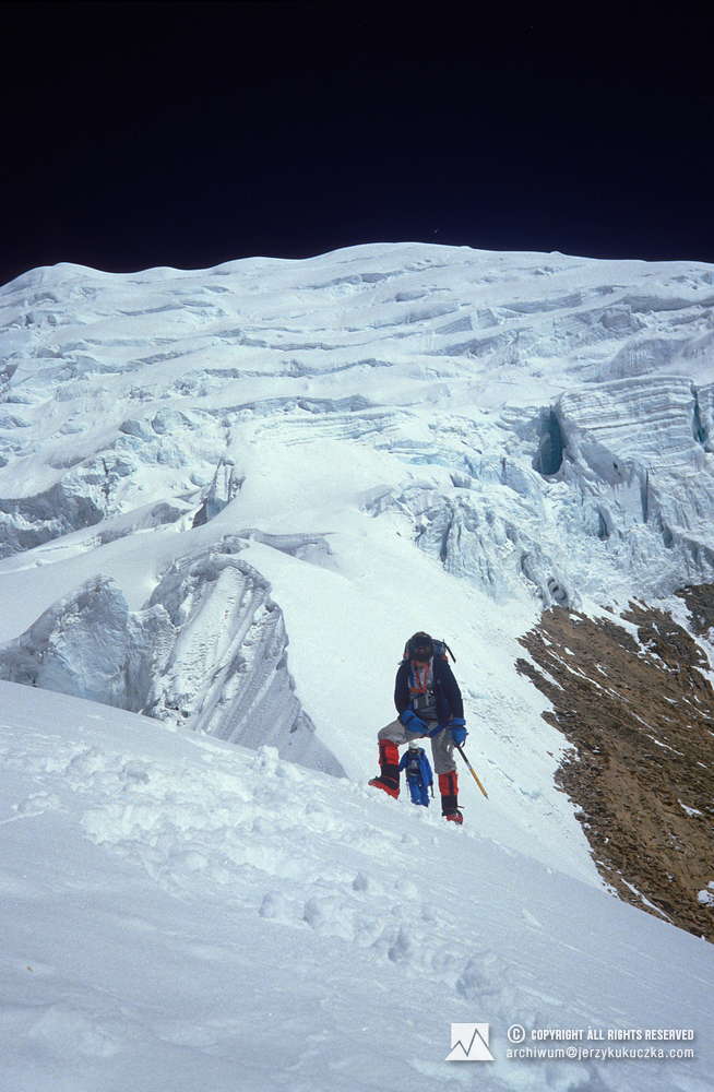 Himalaiści na stoku Annapurny. Na pierwszym planie jest Ryszard Warecki, za nim Artur Hajzer.