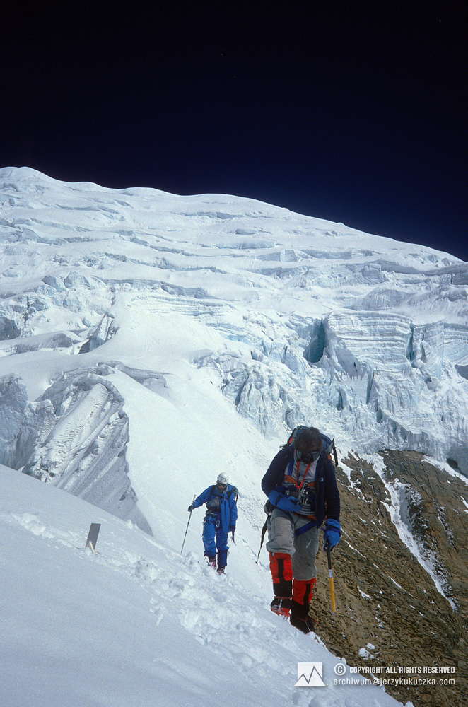 Himalaiści na stoku Annapurny. Prowadzi Ryszard Warecki, za nim Artur Hajzer.