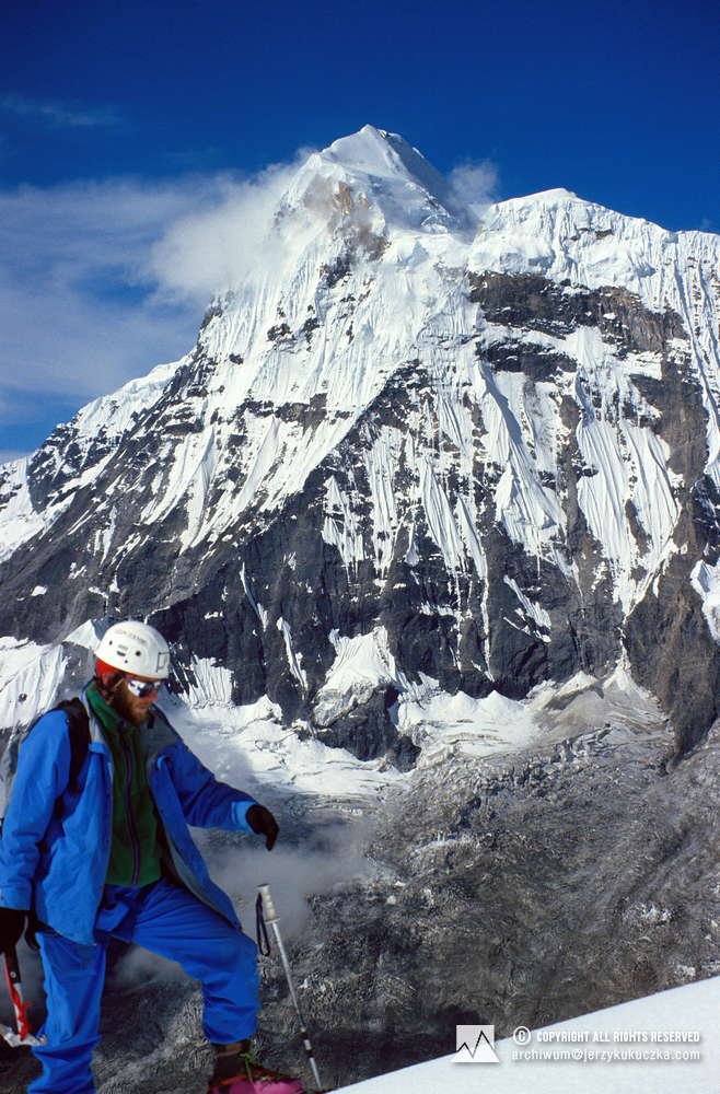 Artur Hajzer na stoku Annapurny. Za nim widoczny szczyt Annapurna South (7219 m n.p.m.).