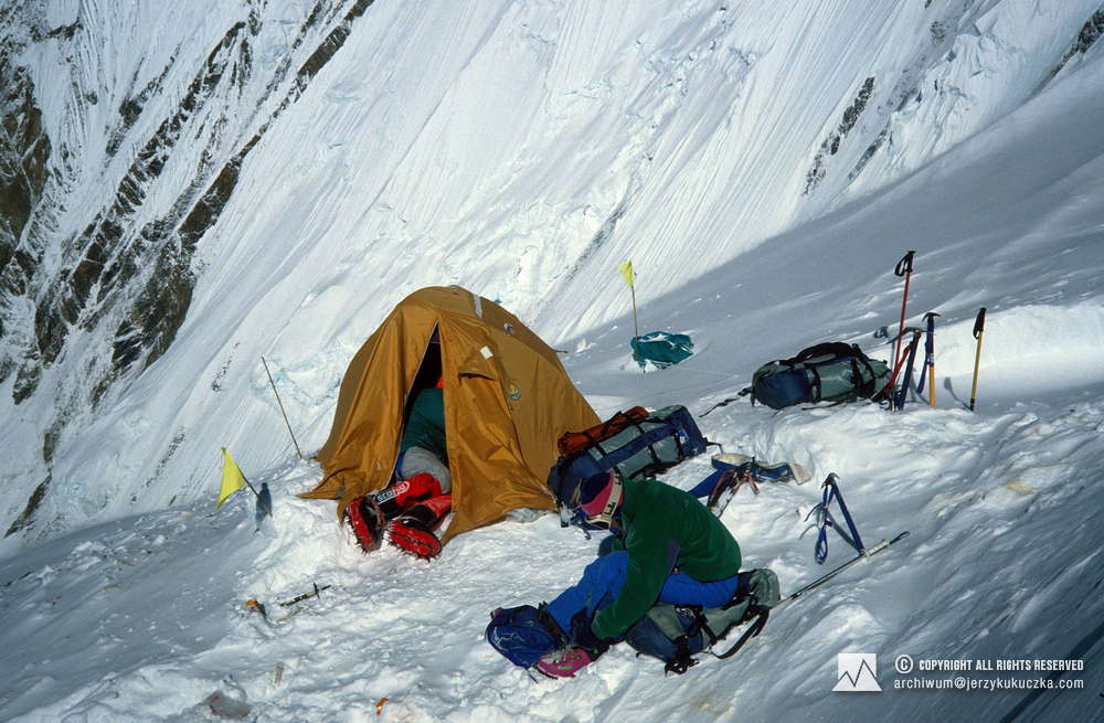 Climbers in the camp. From the left: Ryszard Warecki and Artur Hajzer.