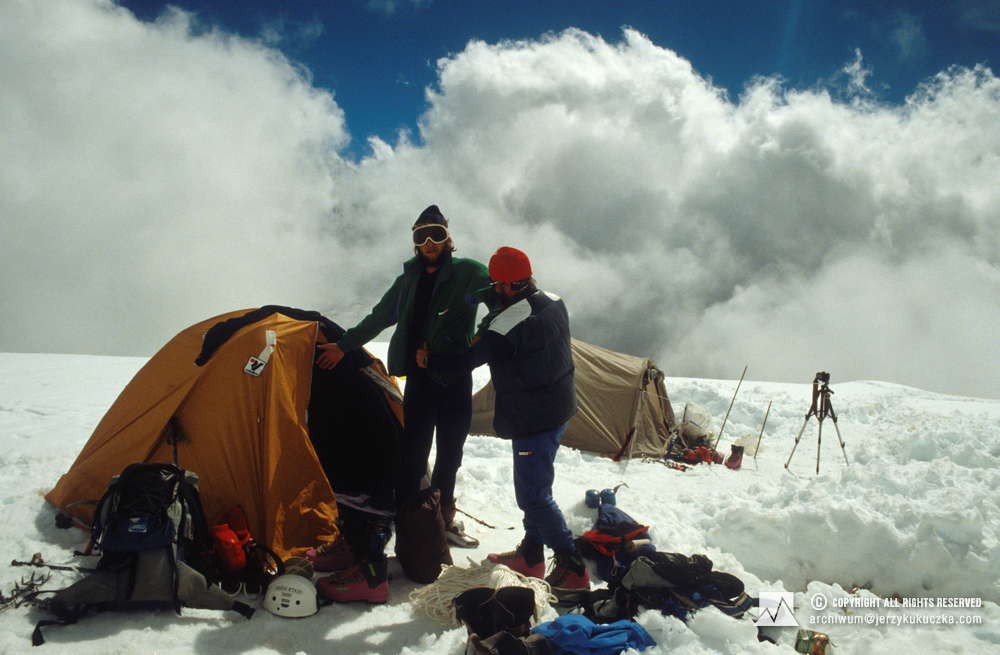 Jerzy Kukuczka (on the right) and Artur Hajzer in camp I (5800 m above sea level).