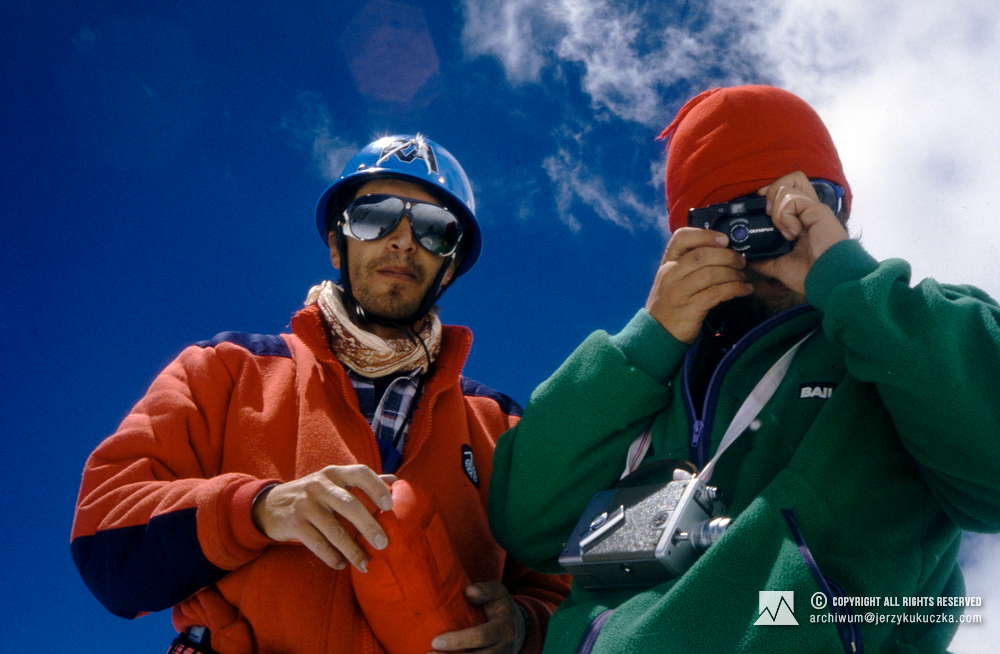 From the left: Ramiro Navarrete and Artur Hajzer in camp I (5800 m above sea level).