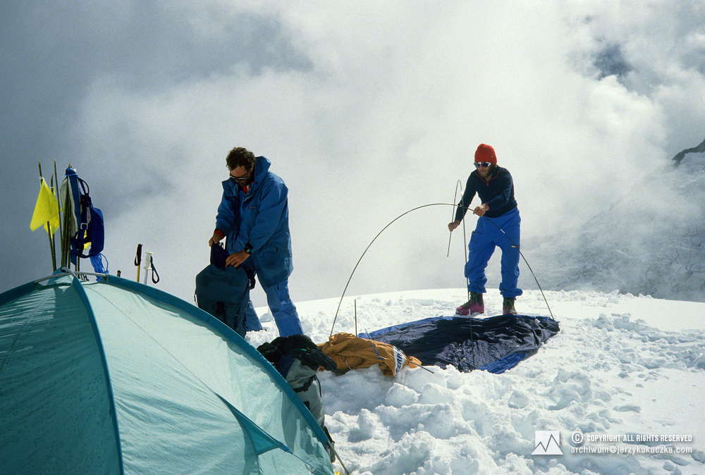 Climbers in camp II (6550 m above sea level). From left: Henry Todd and Artur Hajzer.