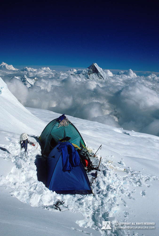 Obóz III (7150 m. n.p.m.). W tle widoczny szczyt Machhapuchhare (6993 m n.p.m.).