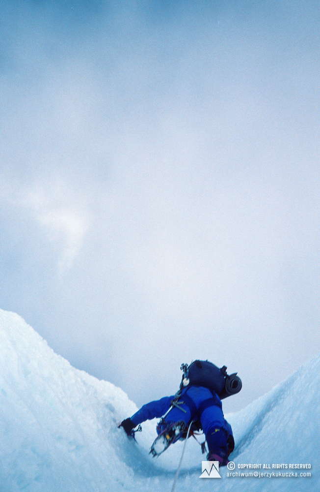 Artur Hajzer podczas wspinaczki na stoku Annapurny.