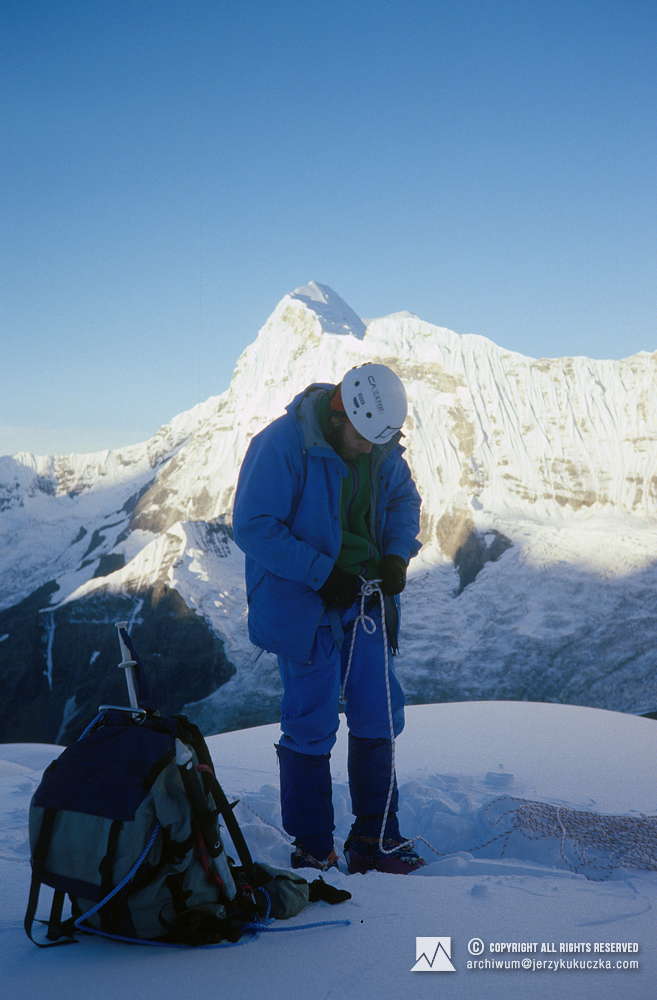 Artur Hajzer na stoku Annapurny. Za nim widoczny szczyt Annapurna South (7219 m n.p.m.).