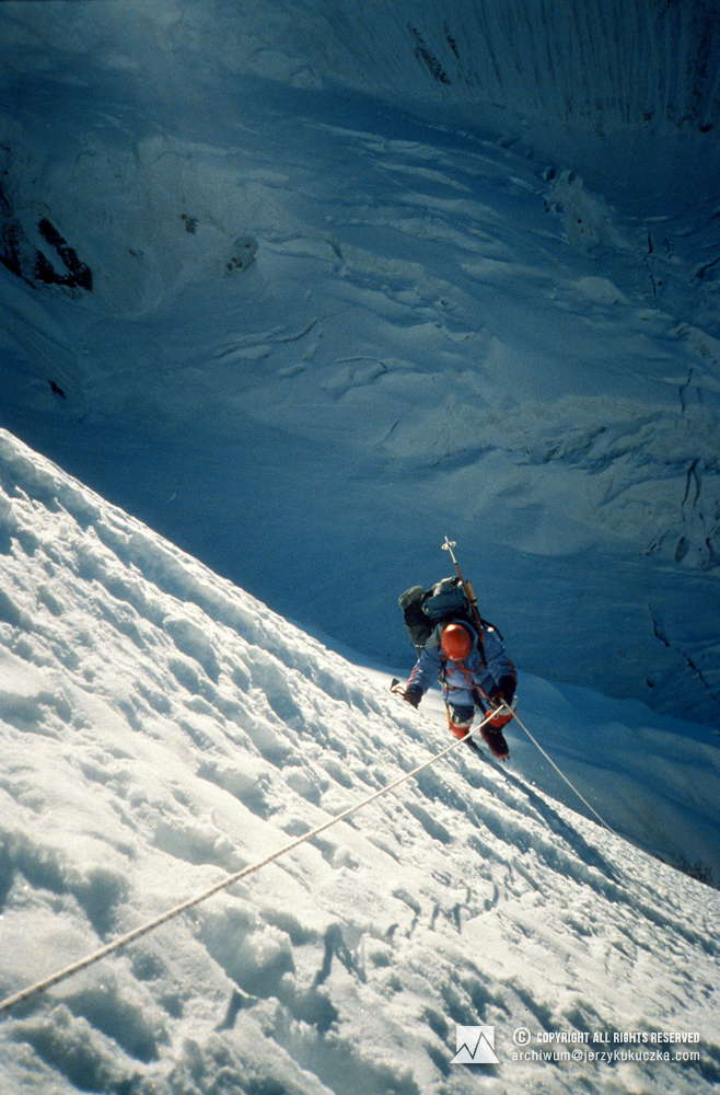 Jerzy Kukuczka is supporting himself on a railing rope while climbing Annapurna.