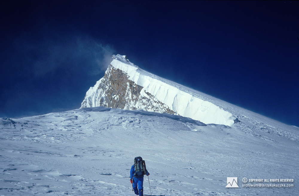 Artur Hajzer zbliża się do szczytu Annapurny Wschodniej (8010 m n.p.m.).