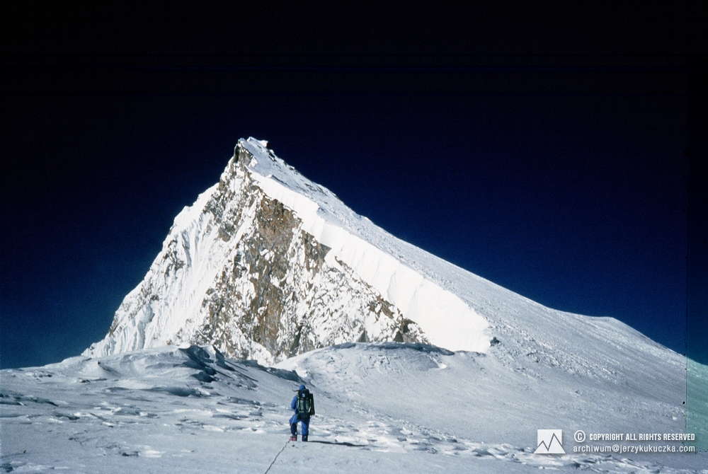 Artur Hajzer is approaching the summit of Annapurna I East (8010 m above sea level). 