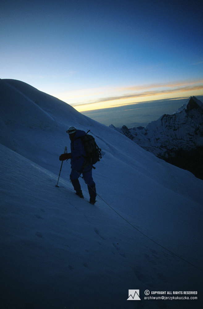 Artur Hajzer na stoku Annapurny. W tle widoczny szczyt Machhapuchhare (6993 m n.p.m.).