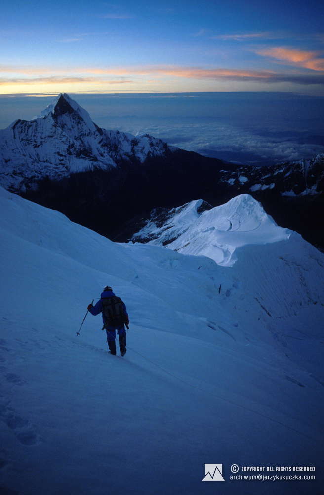 Artur Hajzer na stoku Annapurny. W tle widoczny szczyt Machhapuchhare (6993 m n.p.m.).