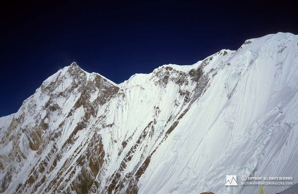 The southern face of Annapurna. On the left side, the summit of Annapurna I East (8010 m above sea level) is visible. 