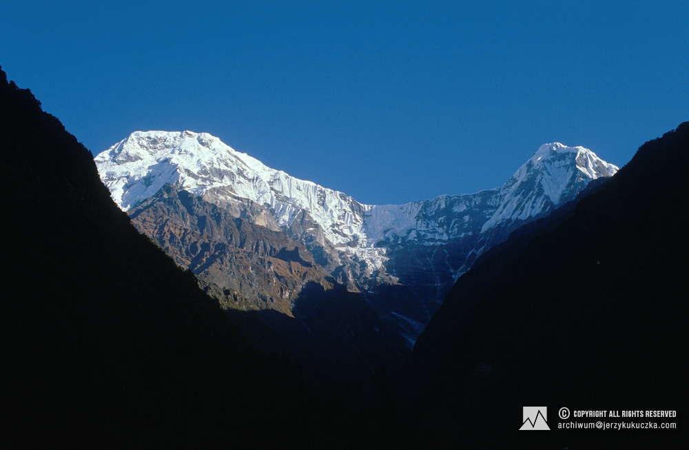 The peaks of the Annapurna massif. On the left is Annapurna South (7219 m above sea level), on the right Hiunchuli (6441 m above sea level).