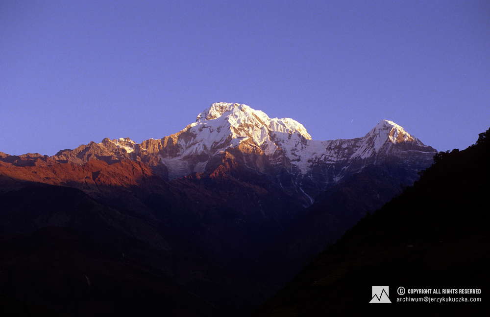 Szczyty masywu Annapurny. W centrum Annapurna South (7219 m. n.p.m.), po prawej Hiunchuli (6441 m. n.p.m.).