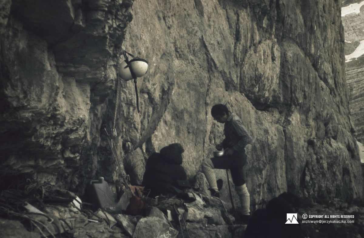 Expedition participants during a bivouac in the wall of Torre Trieste. First from the right: Zbigniew Wach.