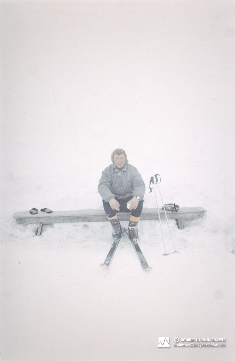 Jerzy Kukuczka na nartach w masywie Marmolady.