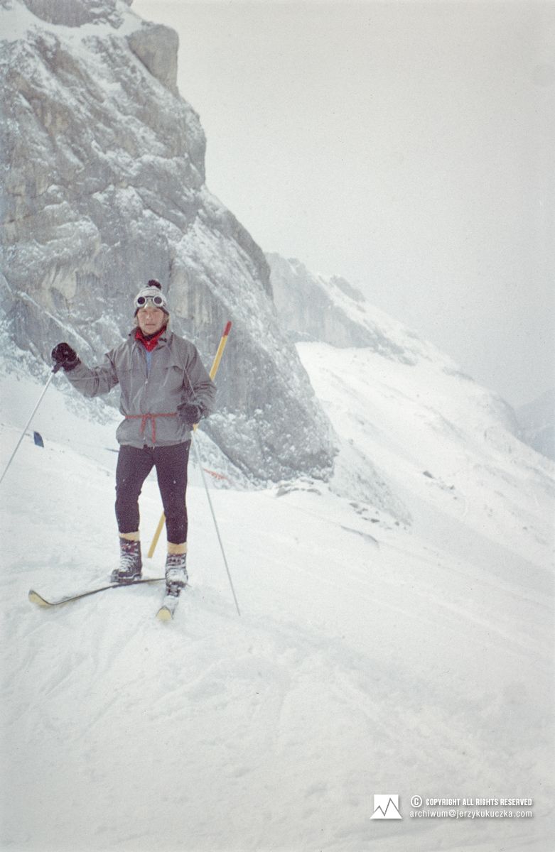 Jerzy Kukuczka na nartach w masywie Marmolady.