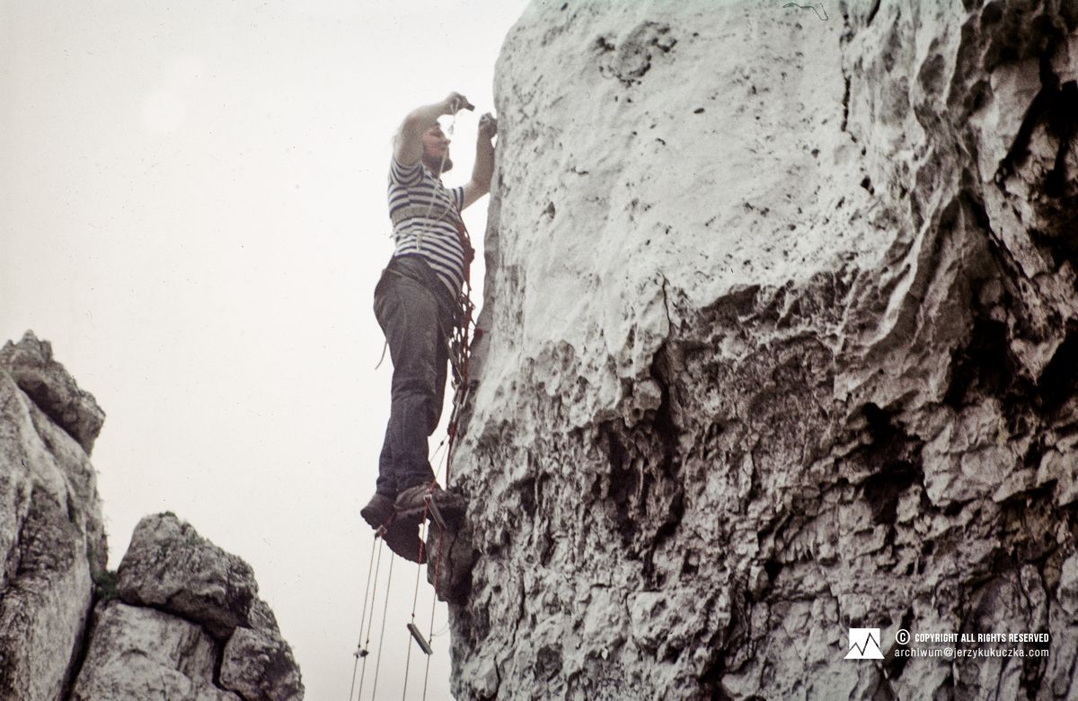 Jerzy Kukuczka podczas wspinaczki. Zawody wspinaczkowe w Dolinie Bolechowickiej.