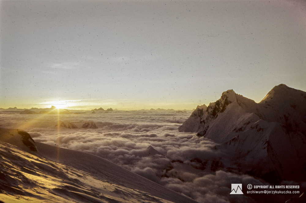 Ośmiotysięczniki widoczne ze stoku Makalu. Od Prawej: Mount Everest (8848 m n.p.m.) i Lhotse (8516 m n.p.m.).