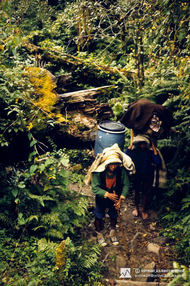 Porters during the return from the expedition.