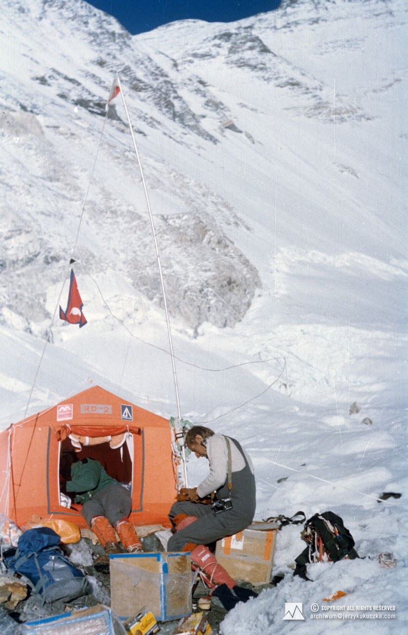 Participants of the expedition in camp II (6500 m above sea level). From the left: Krzysztof Cielecki and Andrzej Zawada.