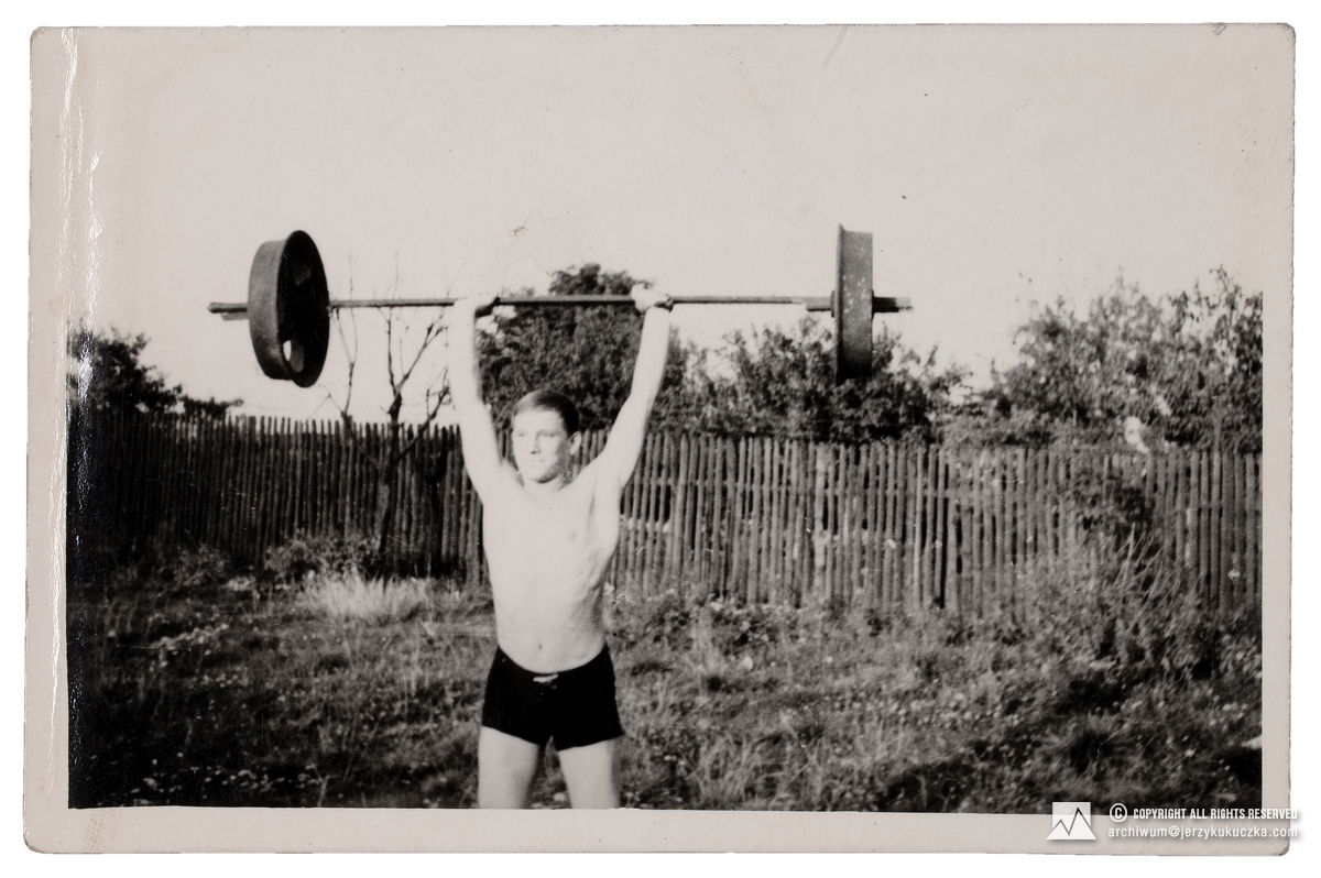 Jerzy Kukuczka while lifting weights in Istebna.