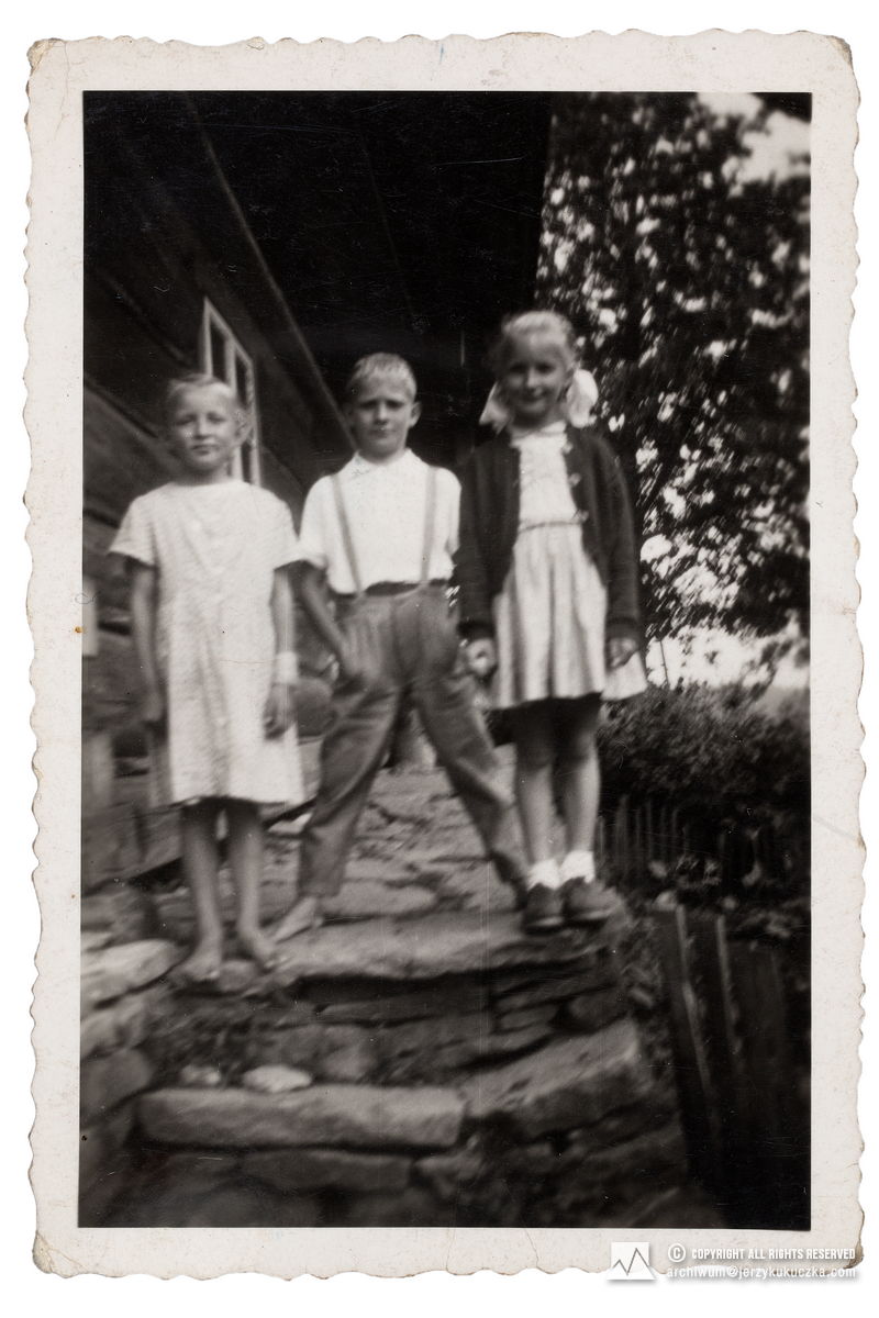 Dzieci w Istebnej. Od lewej: Zuzanna Kukuczka, Jerzy Kukuczka i Jadwiga Kukuczka.