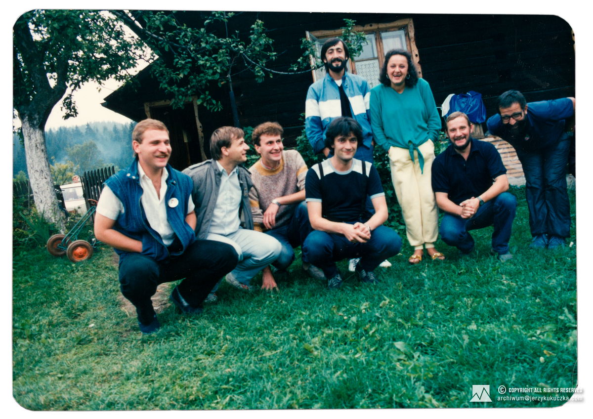 Zdjęcie grupowe z bułgarską ekipą telewizyjną, kręcącą materiał o Jerzym Kukuczce. Drugi od prawej: Jerzy Kukuczka. Trzecia od prawej: Cecylia Kukuczka.