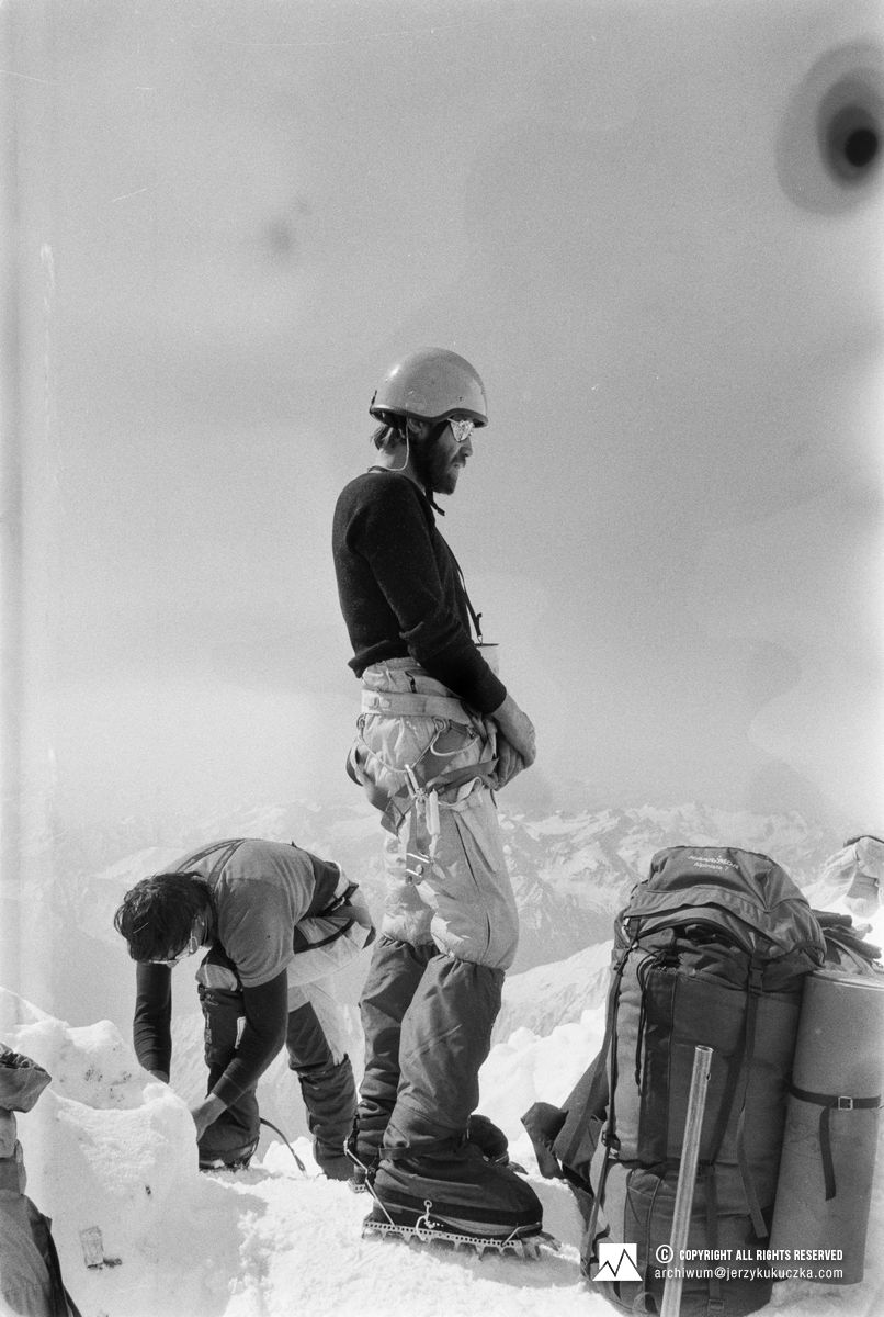 Expedition participants in camp III (6120 m above sea level). From the left: Carlos Carsolio and Sławomir Łobodziński.