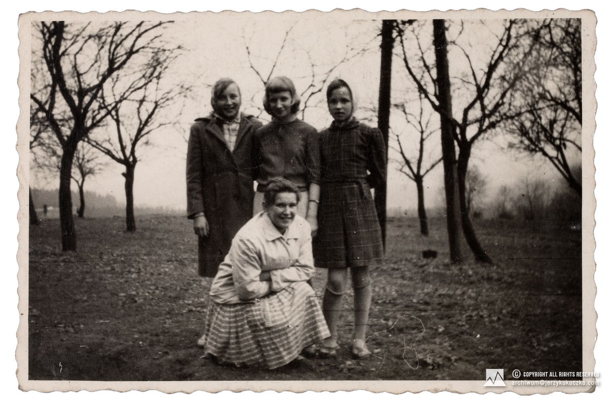 Kuzynki Jerzego Kukuczki w Istebnej. Od lewej stoją: Zuzanna Kukuczka, Jadwiga Kukuczka (siostra) i sąsiadka Kukuczków. Kuca Jadwiga Kukuczka.