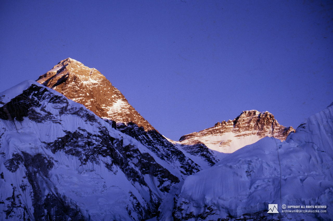 Ośmiotysięczniki widoczne z bazy. Od lewej: Mount Everest (8848 m n.p.m.) i Lhotse (8516 m n.p.m.).