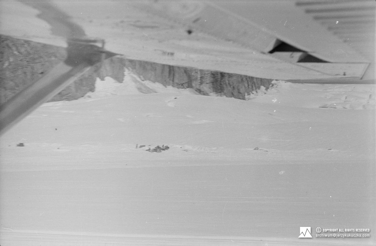Baza na lodowcu Kahiltna widoczna z kokpitu samolotu.