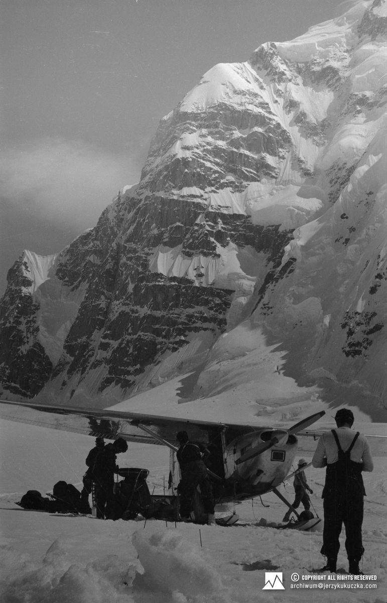 Uczestnicy wyprawy w bazie na lodowcu Kahiltna. W tle północna ściana Mount Hunter.