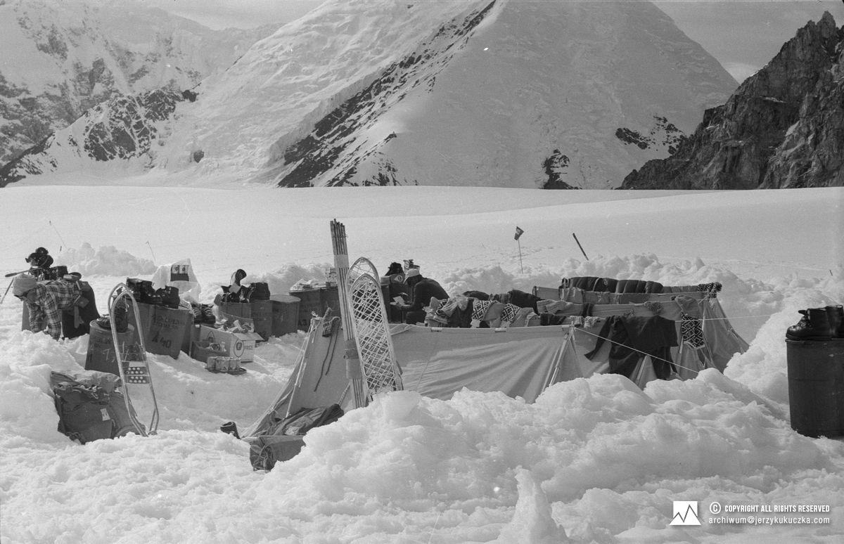 Expedition participants at the base camp. On the left: Roman Trzeszewski. Henryk Furmanik sits in the center.